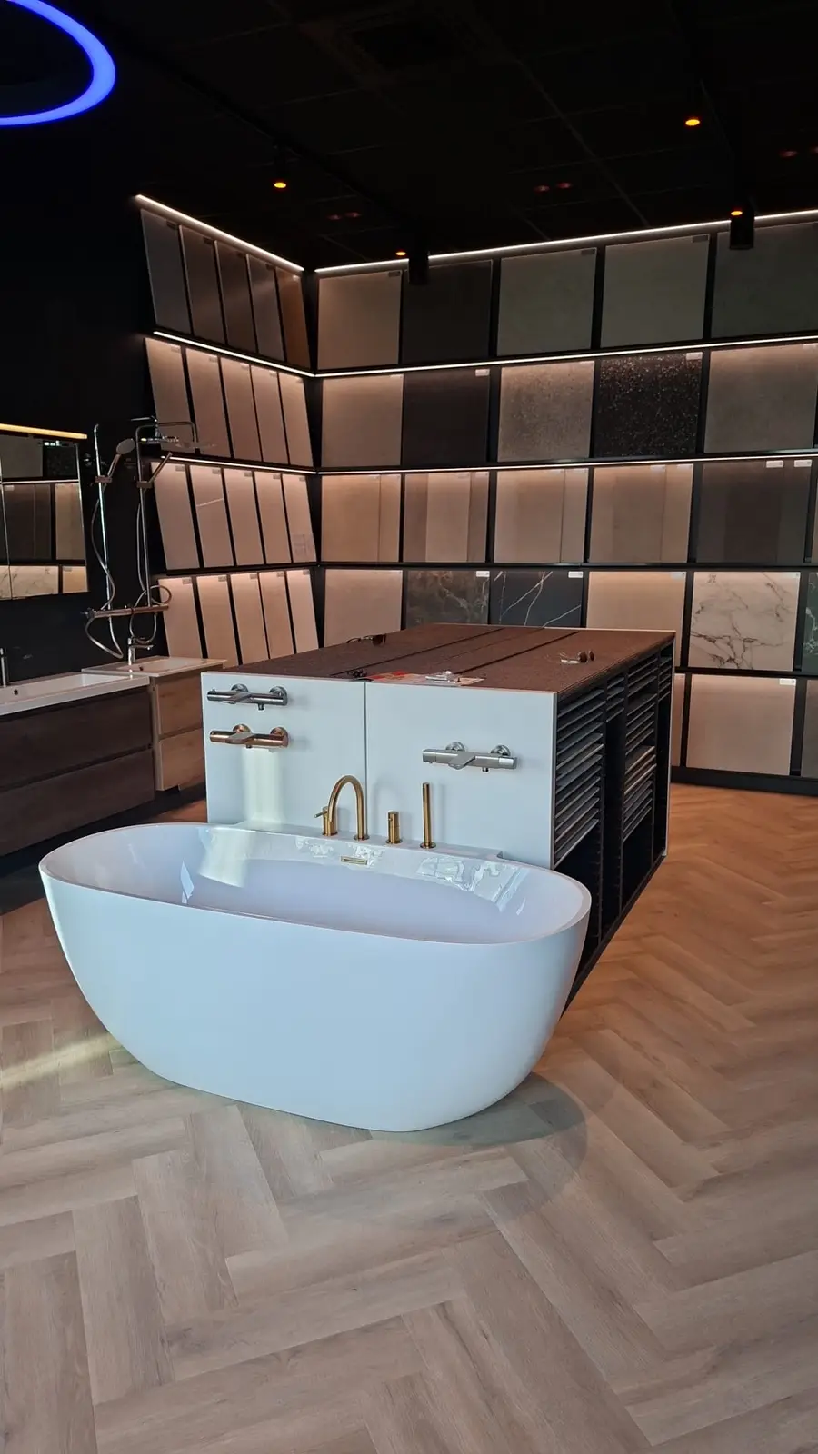 Vrijstaand bad in showroom