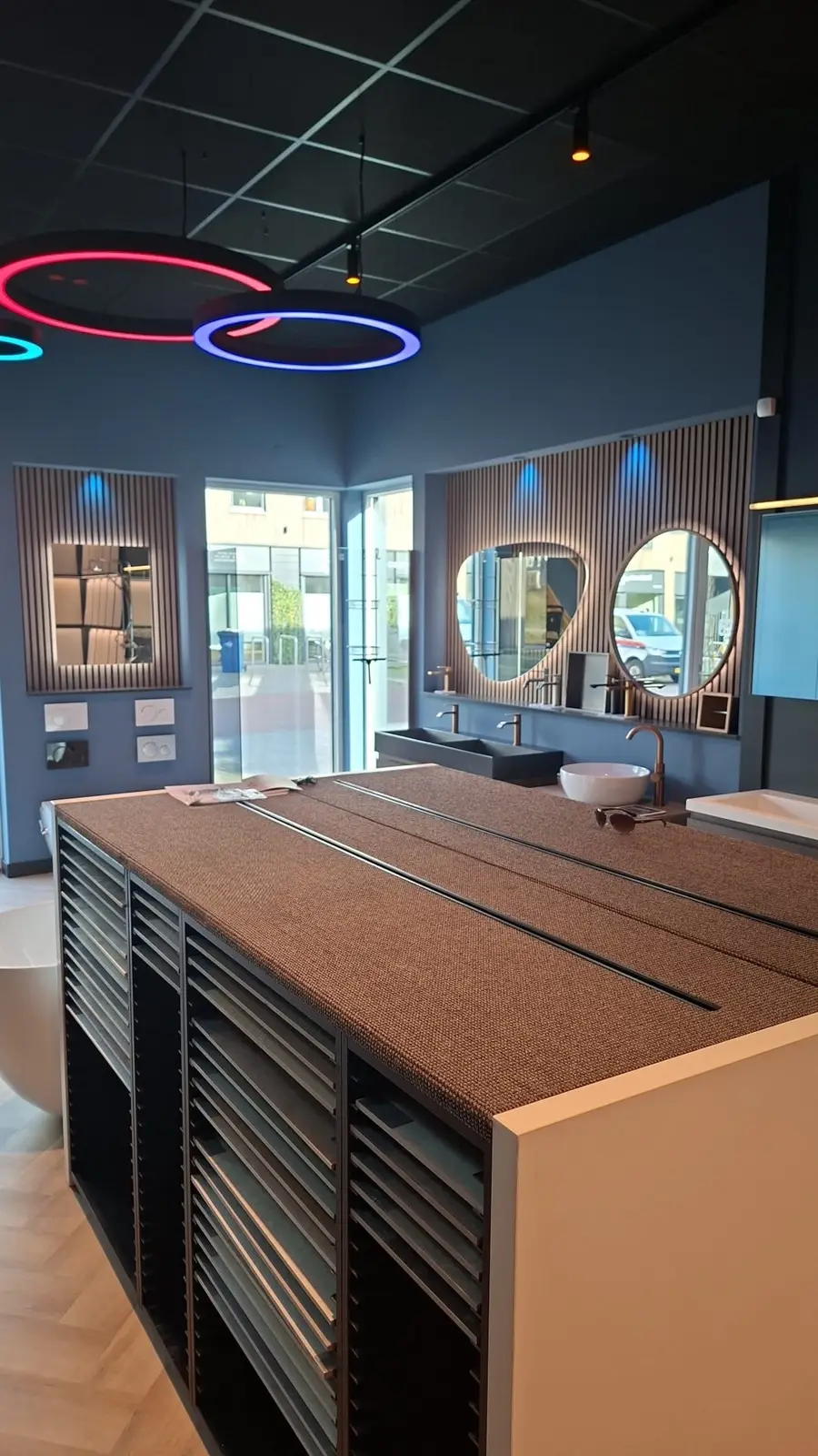 Sanitair- en tegelopstelling showroom
